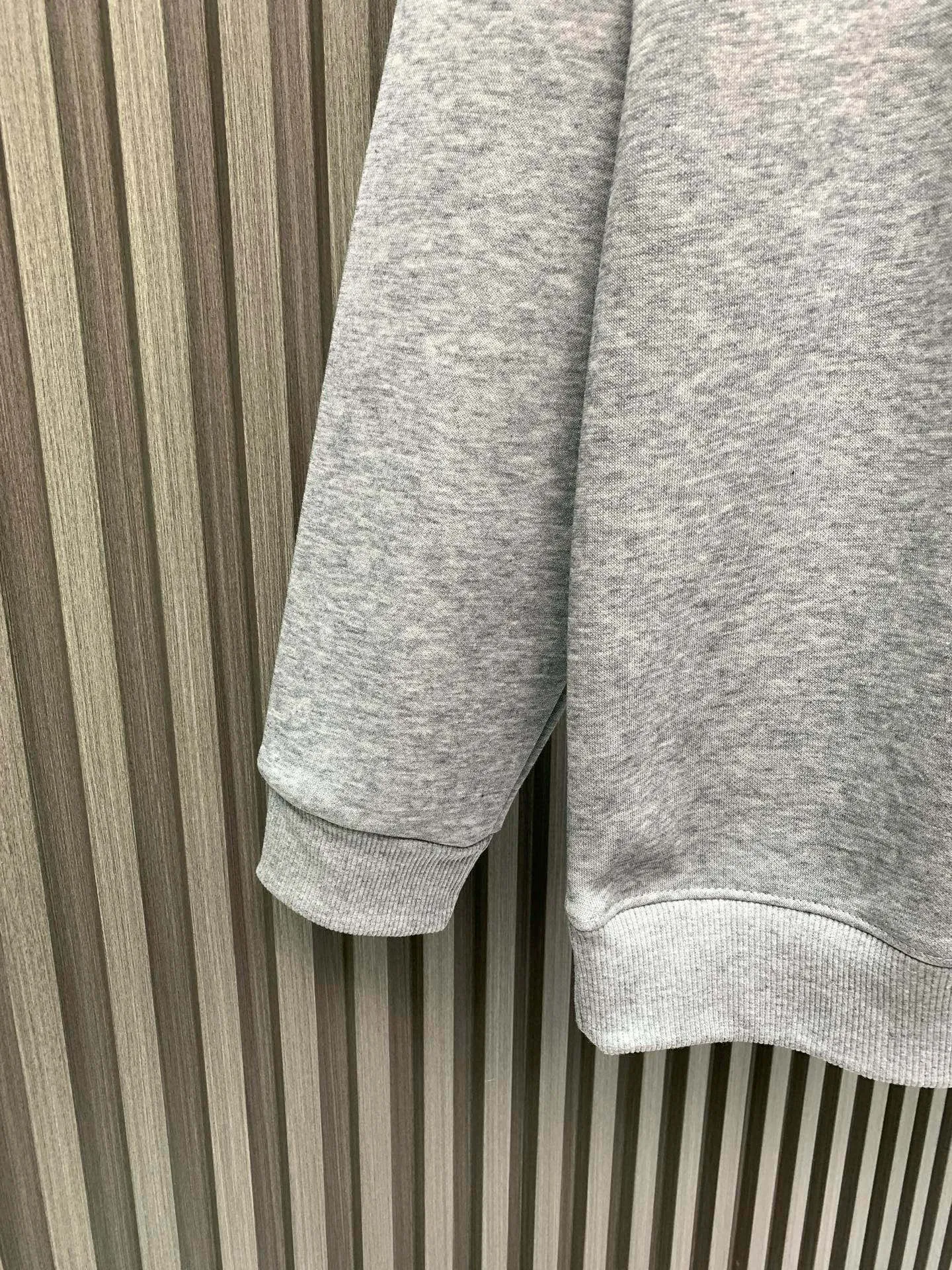 🅿️250 🀄️ Louis Vuitton Louis Vuitton 1*V25SS autumn and winter unisex round neck long-sleeved sweatshirt 400g pure cotton➕silver fox velvet Versatile for commuting Not only does the style need to be simple, but more importantly, its fabric texture can conquer the public and become a hot item. Made of cotton for customers, with a close and skin-friendly touch. Secondly, the stiffness and drape are quite good. Once you get the real thing, you will have an unlimited desire to repurchase it.